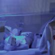 Organizaţia Salvaţi Copiii, prin filiala Suceava, reprezentată de Camelia Iordache, a echipat ieri secţia de Neonatologie a Spitalului Judeţean Suceava cu un incubator performant