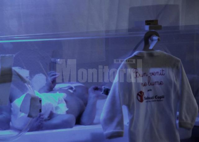 Organizaţia Salvaţi Copiii, prin filiala Suceava, reprezentată de Camelia Iordache, a echipat ieri secţia de Neonatologie a Spitalului Judeţean Suceava cu un incubator performant
