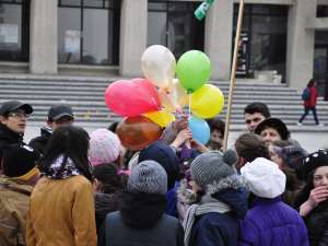 Copiii s-au încălzit cu diverse activități sportive, distractive, iar la final au înălţat baloane colorate