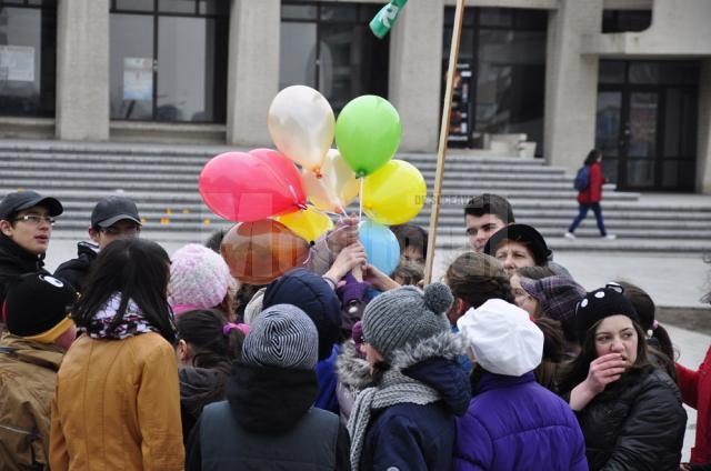 Copiii s-au încălzit cu diverse activități sportive, distractive, iar la final au înălţat baloane colorate