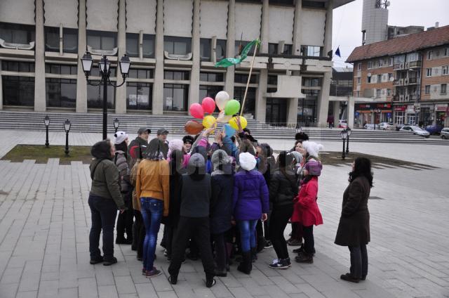 Copiii s-au încălzit cu diverse activități sportive, distractive, iar la final au înălţat baloane colorate