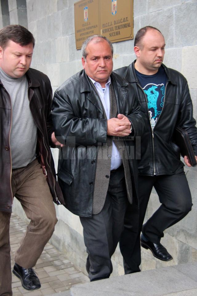 Paul Costin, falsul director, escortat de poliţişti la Parchet