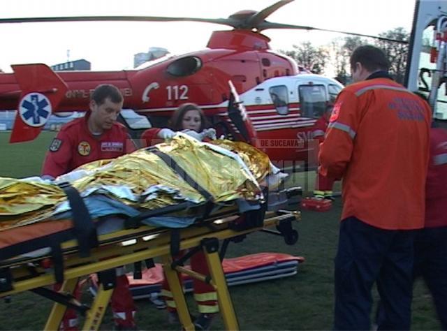 Din cauza gravelor arsuri suferite, bărbatul în vârstă de 49 de ani şi fata de 13 ani au fost duşi cu elicopterele la Spitalul de Arşi de la Bucureşti