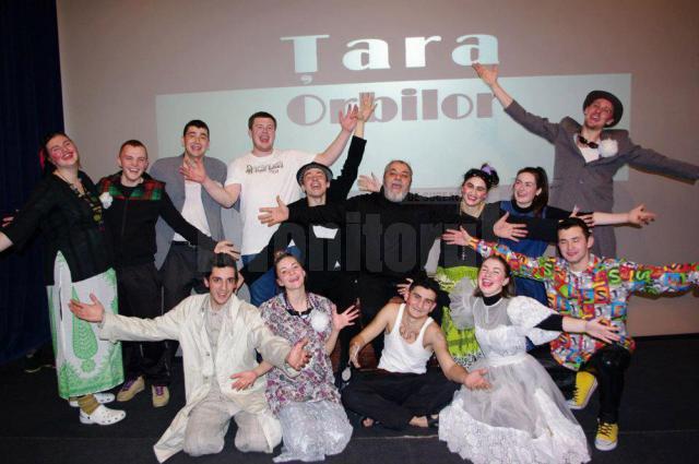 Trupa de teatru studenţesc Fabulinus alături de regizorul Ion Sapdaru
