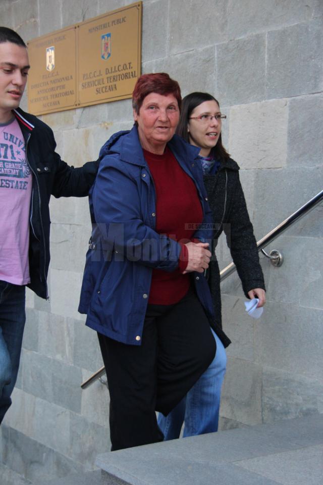 Maria Belei a fost adusă ieri cu cătușe la mână la Parchetul de pe lângă Judecătoria Suceava