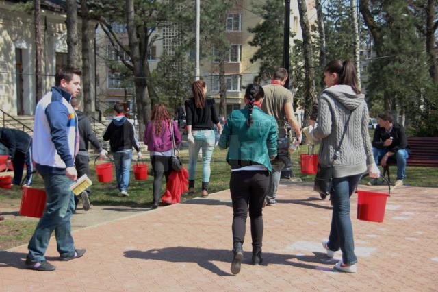 Tinerii social-democraţi au văruit arborii din parcul central al Sucevei