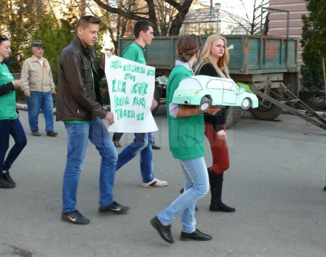 Proiectul “Eco Desire” s-a încheiat ieri cu un marş desfăşurat prin municipiul Fălticeni