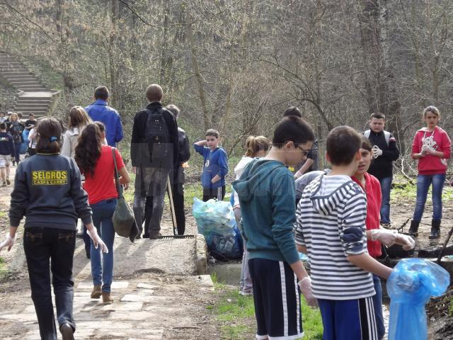 Angajaţii Selgros şi elevii a trei şcoli din Suceava au făcut curat în parcul Şipote