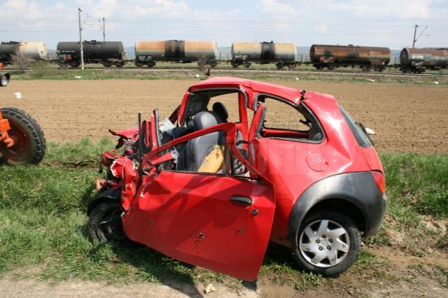 maşina cu care sinucigaşul s-a izbit în camion