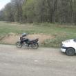 Motocicleta era parcată pe marginea drumului, la câteva zeci de metri de locul în care a fost găsită victima