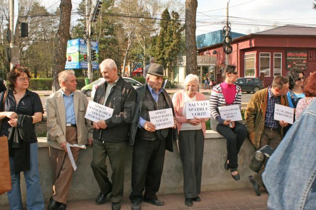 Aproximativ 30 de oameni au participat ieri după-amiază la o acţiune de protest în zona Primăriei Suceava