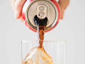 Consumul zilnic al unui pahar de băutură care conţine zahăr creşte riscul de diabet de tip II