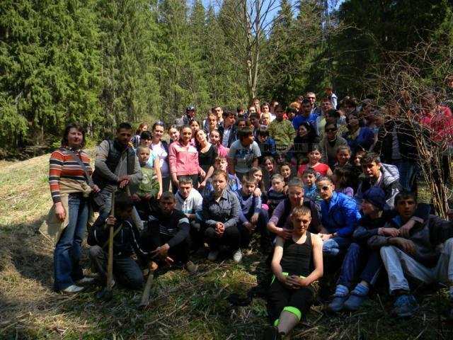 Peste 500 de puieţi de arbori, plantaţi de elevi ai Școlii Profesionale Speciale din Câmpulung Moldovenesc