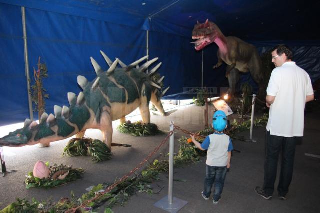 Dinozauri mişcători, în mărime naturală, expuşi în parcarea Shopping City