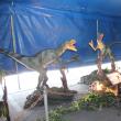Dinozauri mişcători, în mărime naturală, expuşi în parcarea Shopping City
