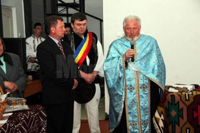 Preotul protopop Aurel Goraş, primarul Moldoviţei şi consilierul personal