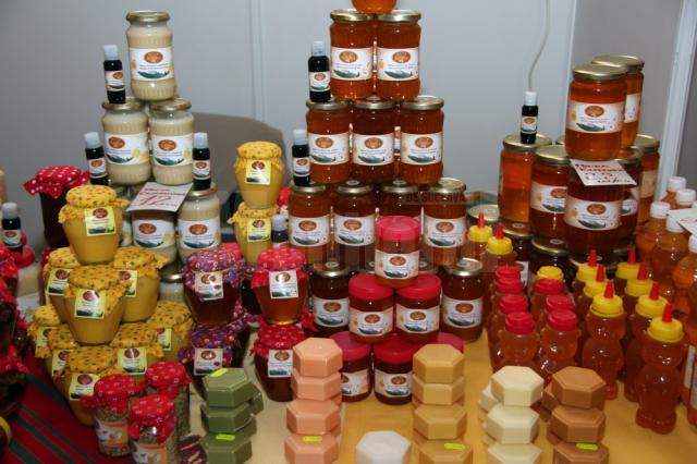 Standurile cu produsele apicole au atras un număr mare de vizitatori