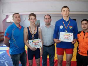 Cei doi medaliați, Ionuț Acostăchioaie și Constantin Huțuleac, alături de antrenorii Daniel Ciubotaru, Valerică Gherasim și Andrei Bolohan