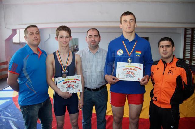 Cei doi medaliați, Ionuț Acostăchioaie și Constantin Huțuleac, alături de antrenorii Daniel Ciubotaru, Valerică Gherasim și Andrei Bolohan