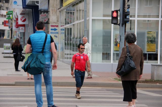 Semafoarele din centrul Sucevei, ignorate de pietoni, care traversează pe roşu