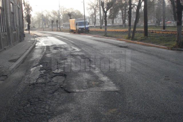 Gropile au pus stăpânire pe drumurile din Vatra Dornei, mai ales după ultimele luni de iarnă