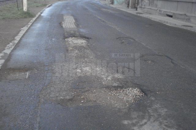 Gropile au pus stăpânire pe drumurile din Vatra Dornei, mai ales după ultimele luni de iarnă