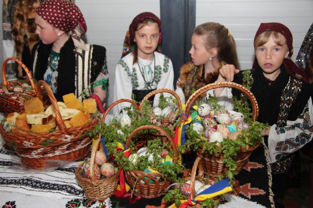 Cei mai iscusiţi încondeietori de ouă, premiaţi la Festivalul de la Moldoviţa