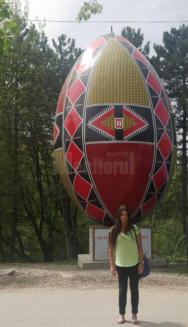 Elena Băsescu s-a pozat cu oul gigant din apropierea Cetăţii de Scaun