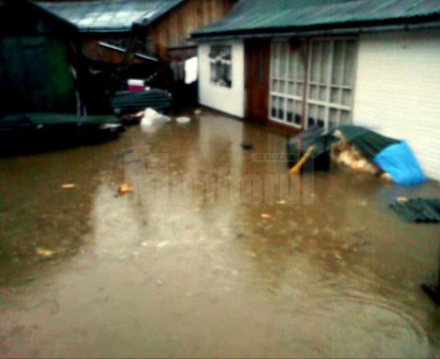 Zeci de oameni, loviţi de blestemul inundaţiilor în Săptămâna Patimilor