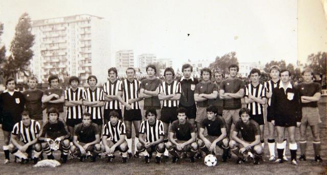 Jucătorii naţionalei României şi cei ai CSM Suceava s-au fotografiat înaintea partidei de pe stadionul Areni (foto arhivă Ilie Gafencu)