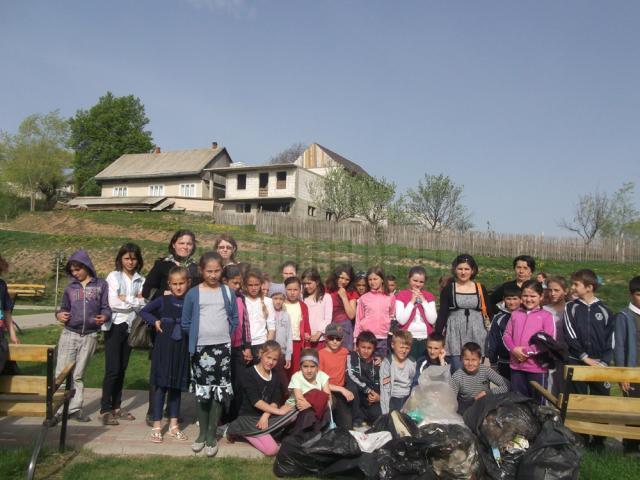 Acţiuni de ecologizare, organizate de elevii Liceului Tehnologic Cajvana