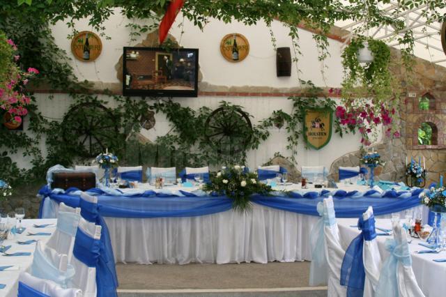 În restaurantul şi grădina de vară Admiral Cetate se pot organiza nunţi, botezuri, aniversări