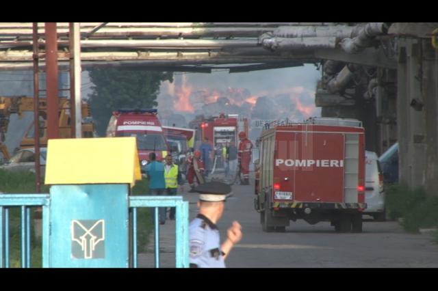 Pompierii nu au reuşit încă să stingă incendiul de la Ambro
