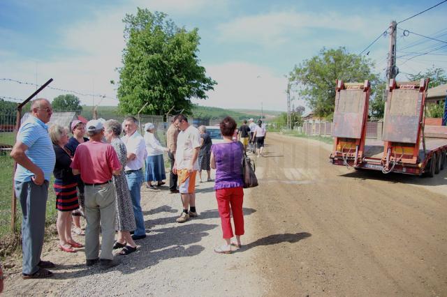 Sătui să inspire praful ridicat de maşinile de mare tonaj aparţinând unei balastiere cu sediul în lunca râului Suceava, oamenii de pe strada Aurel Vlaicu au ieşit în stradă şi au ameninţat că blochează drumul