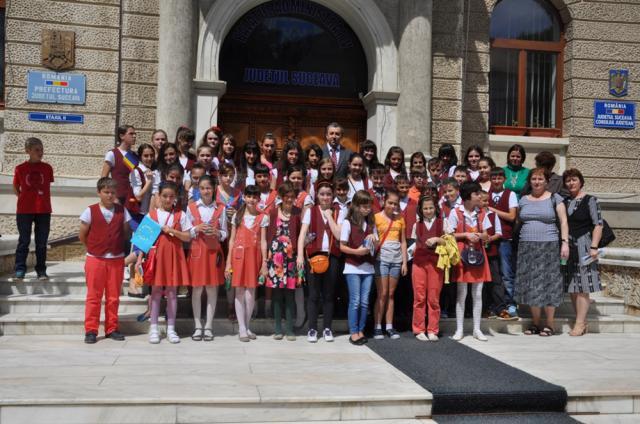 Zeci de elevi suceveni au vizitat Prefectura în „Ziua Porţilor Deschise”