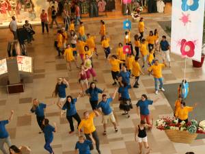 Peste o sută de tineri au dansat pentru a atrage atenţia asupra copiilor cu autism