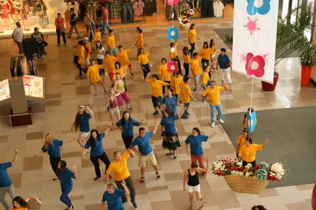 Peste o sută de tineri au dansat pentru a atrage atenţia asupra copiilor cu autism