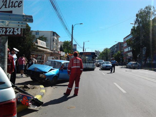 Şoferul unei Dacii, care a aţipit la volan, s-a înfipt într-un stâlp, în faţa Policlinicii