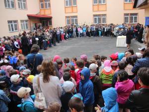 Deschiderea oficială a manifestărilor jubiliare a avut loc în curtea interioară a şcolii