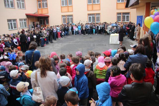 Deschiderea oficială a manifestărilor jubiliare a avut loc în curtea interioară a şcolii