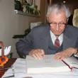 Primul director al unităţii - Mihai Filip - scriind gânduri în cartea de onoare a şcoli