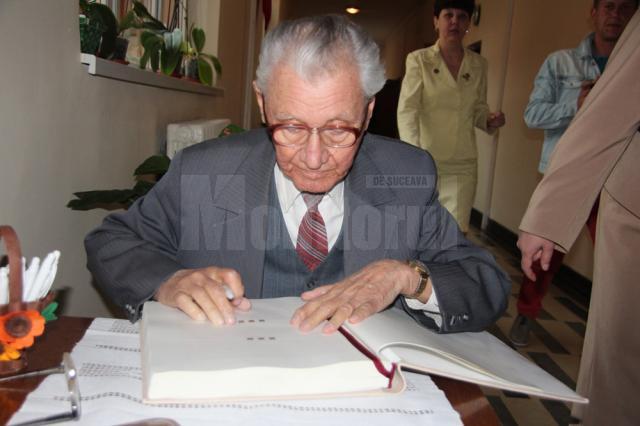 Primul director al unităţii - Mihai Filip - scriind gânduri în cartea de onoare a şcoli