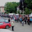 mulţimea de tineri "mărşăluind" prin centrul oraşului