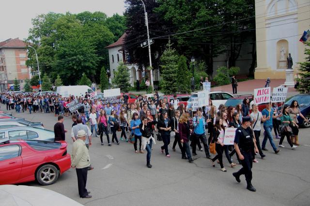 mulţimea de tineri "mărşăluind" prin centrul oraşului