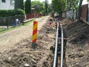 Lucrările de reabilitare şi extindere a reţelelor de apă şi canalizare din municipiul Rădăuţi provoacă mari nemulţumiri în rândul localnicilor