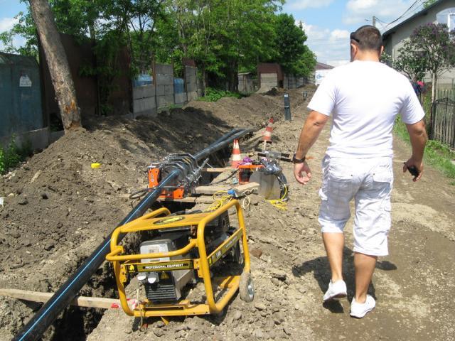 Lucrările de reabilitare şi extindere a reţelelor de apă şi canalizare din municipiul Rădăuţi provoacă mari nemulţumiri în rândul localnicilor
