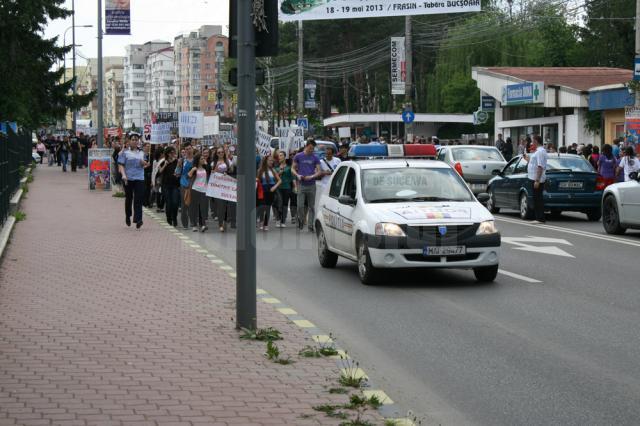 Grupul s-a deplasat până în faţa Spitalului Judeţean, unde a făcut cale întoarsă spre zona centrală
