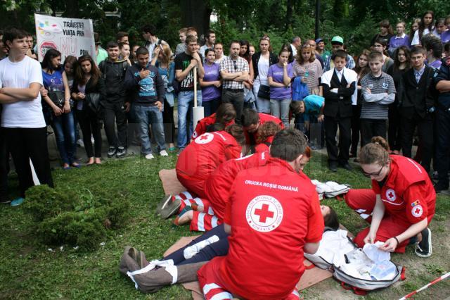 Tinerii au văzut cum se intervine de urgenţă la un accident rutier