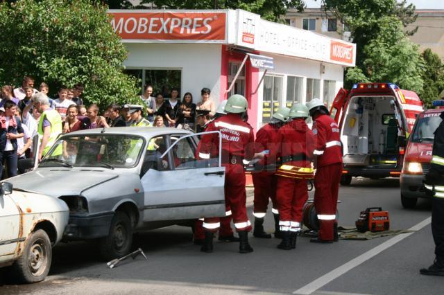 Tinerii au văzut cum se intervine de urgenţă la un accident rutier