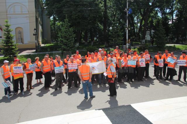 Câteva zeci de salariaţi ai SC Drumuri şi Poduri SA Suceava au protestat, ieri, în faţa Palatului Administrativ Suceava